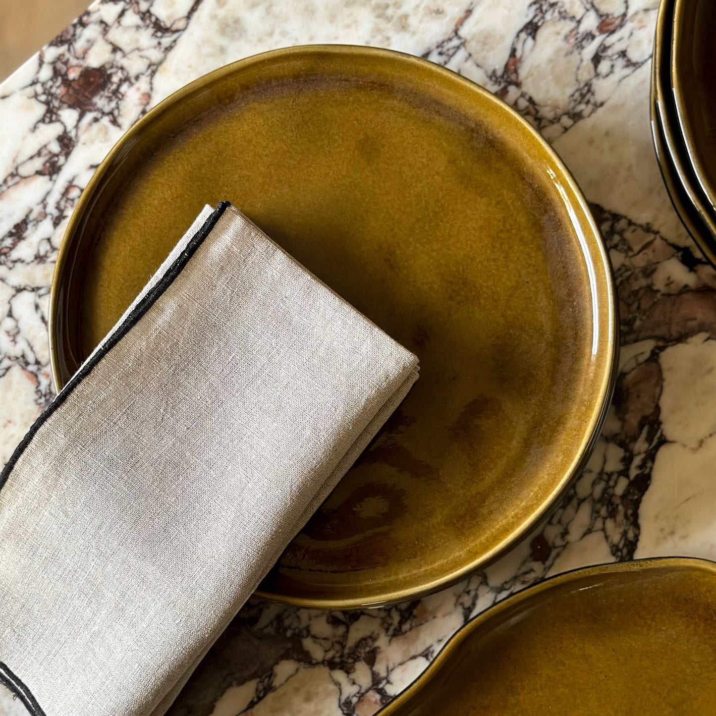 Organic Dinner Plate Amber lifestyle